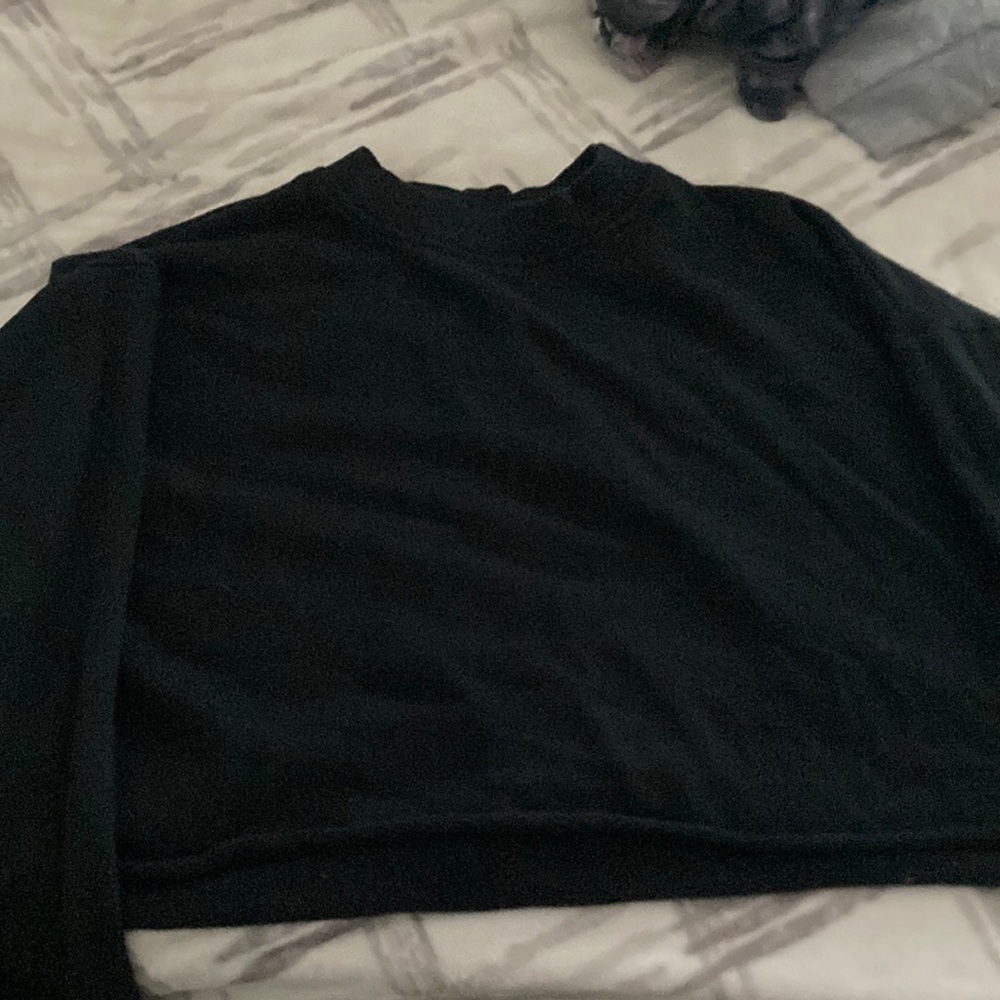 Black crop sweatshirt